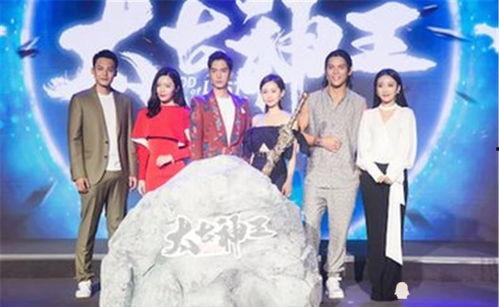 因为吃瓜她进娱乐圈,她意外踏入娱乐圈的奇幻之旅 第1张 因为吃瓜她进娱乐圈,她意外踏入娱乐圈的奇幻之旅 第1张